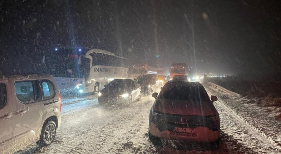 Bolu'da otoyol kar nedeniyle ulaşıma kapandı