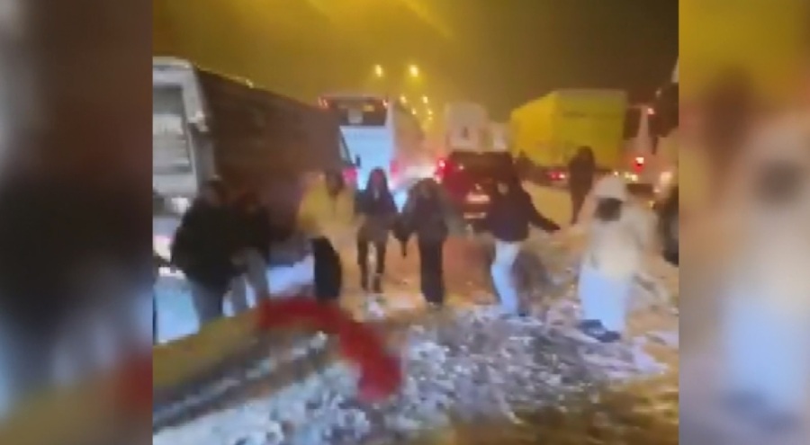 Kar sebebiyle yolda mahsur kalan yolcular halay çekti