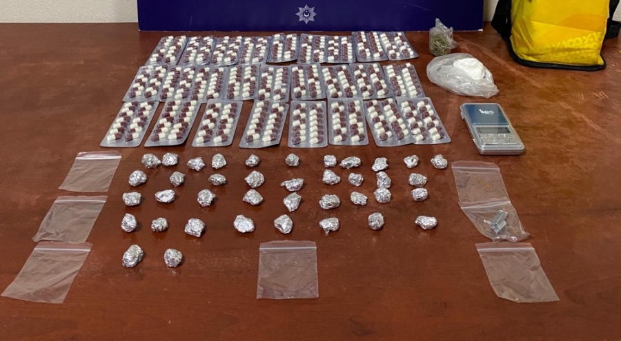 Uyuşturucu bulunan çantayı parktaki çöp kutusunda sakladı