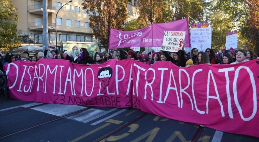 İtalya kadınlara yönelik şiddeti protesto edildi