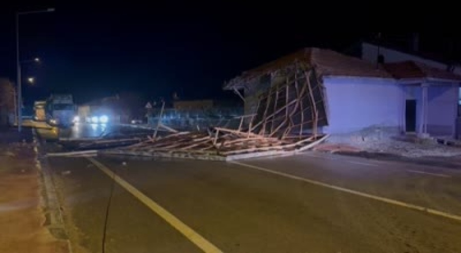 Şiddetli fırtına nedeniyle evin çatısı uçtu