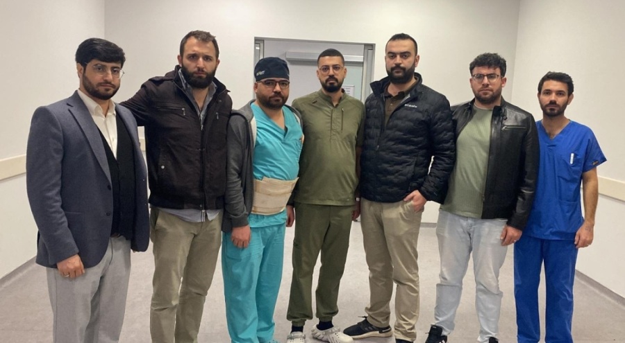 Annesi hayatını kaybedince doktorları darbetti!