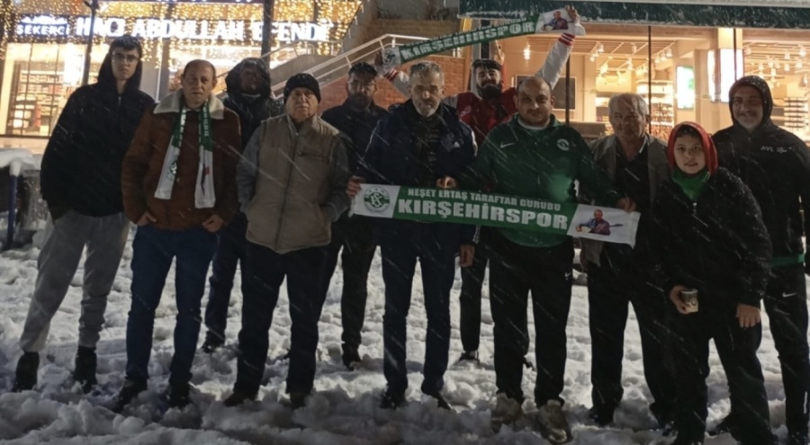 Kırşehirspor taraftarları, kar sebebiyle kapanan yolda mahsur kaldı