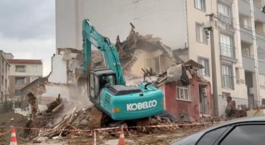 2 katlı metruk binada çökme meydana geldi