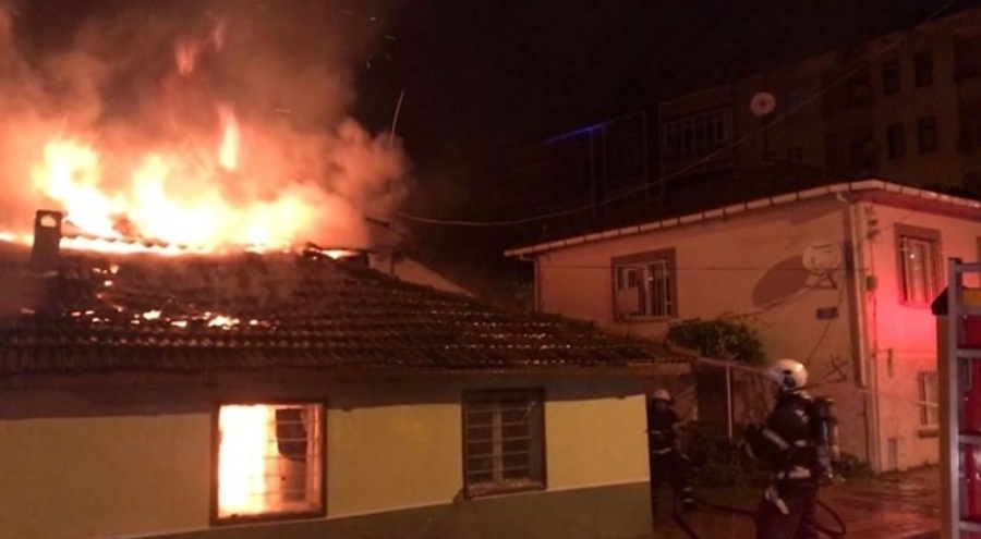 Tek katlı ev alevlere teslim oldu