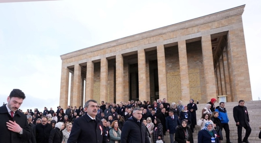 Milli Eğitim Bakanı Tekin, 81 ilden gelen öğretmenlerle Anıtkabir'i ziyaret etti