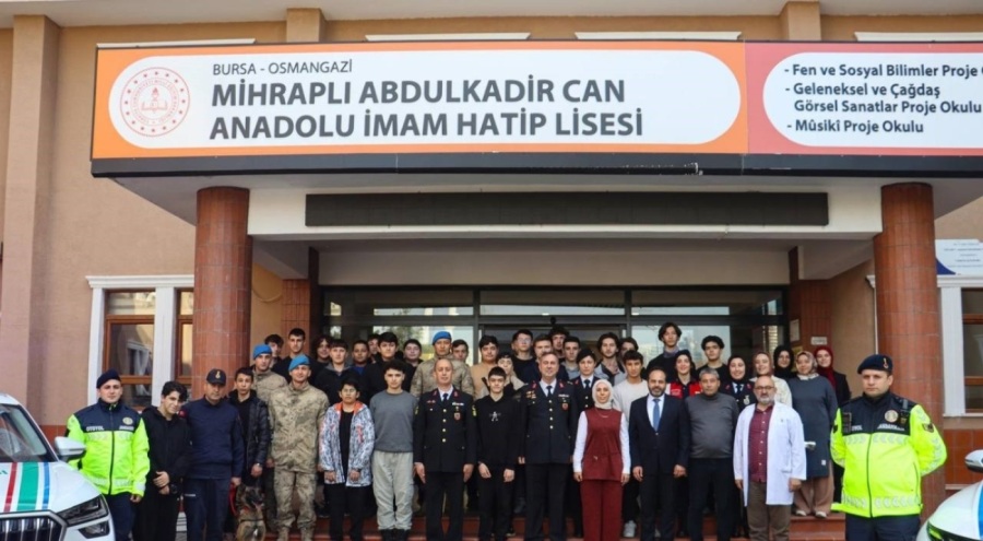 Bursa'da jandarma, şehidin öğretmen kızını ziyaret etti