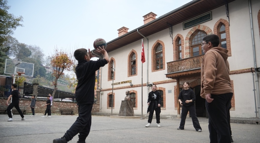 Türkiye'nin aralıksız en uzun eğitim öğretim veren okulu Bursa'da 556 yıldır devam ediyor