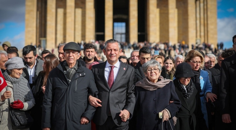 Özgür Özel, öğretmenlerle birlikte Anıtkabir'i ziyaret etti