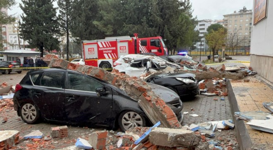 Veli toplantısı sırasında okulun duvarı devrildi