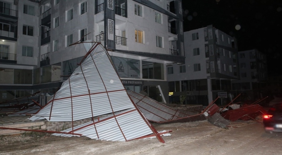 Binaların çatıları şiddetli rüzgar nedeniyle uçtu!