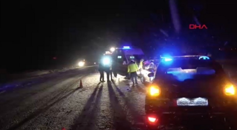 Minibüs ile otomobil çarpıştı! 2 ölü 5 yaralı