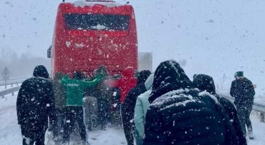 Yoğun kar nedeniyle Bursasporlu taraftarlar yolda mahsur kaldı!