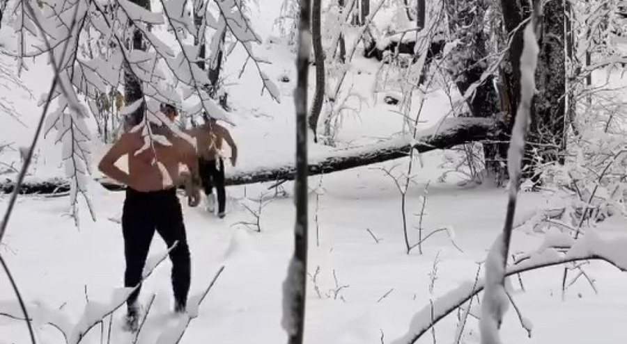 Uludağ'da dondurucu soğukta iki arkadaşın yarı çıplak kar banyosu keyfi