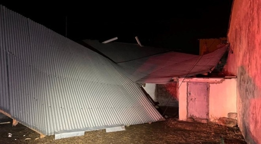 Ardahan'da fırtına çatıları uçurdu