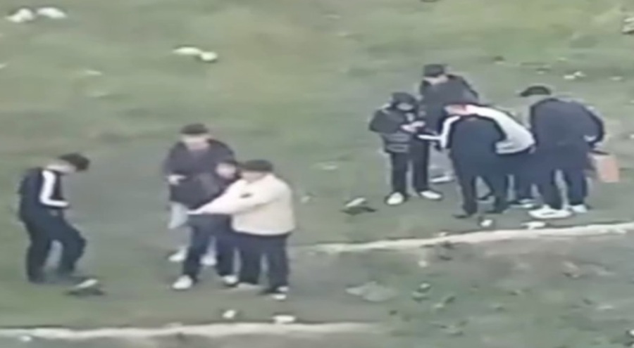 5 çocuk arazide silahla oyun oynadı