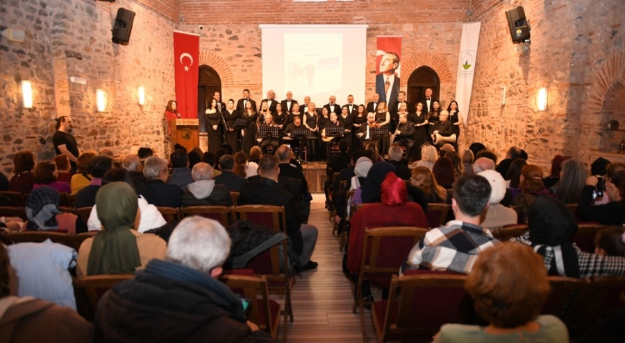 Osmangazi Türk Sanat Müziği Korosu, öğretmenler için sahne aldı