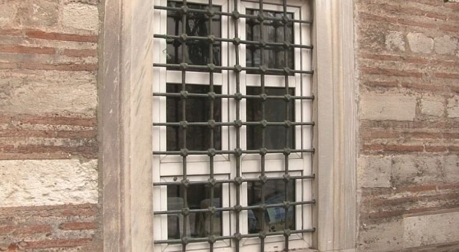 Tarihi Mehmed Ağa Camii'nde PVC skandalı: 439 yıllık yapıya plastik pencereler takıldı