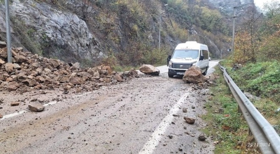 Karabük-Zonguldak karayolunda heyelan