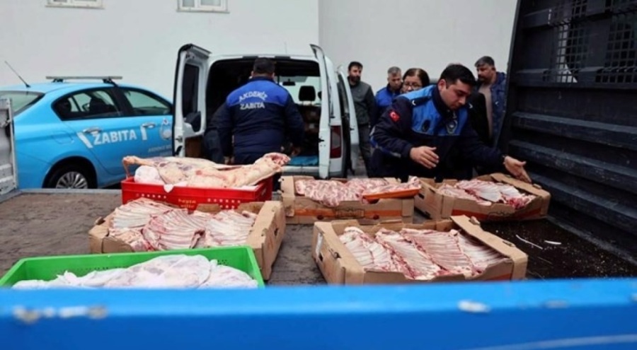 Lastiği patlayınca yardım için duran ekiplere yakalandı! Kilolarca ete el konuldu