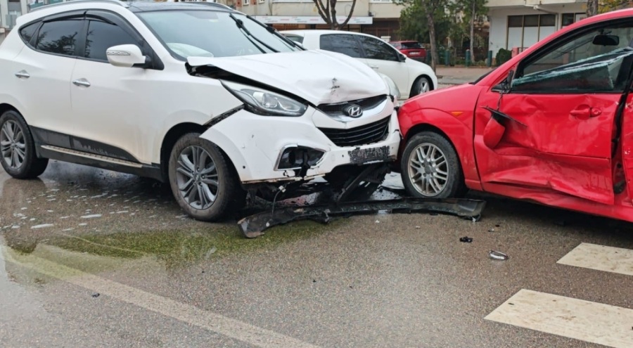 Bursa'da cip ile otomobil çarpıştı: Anne ile oğlu yaralandı