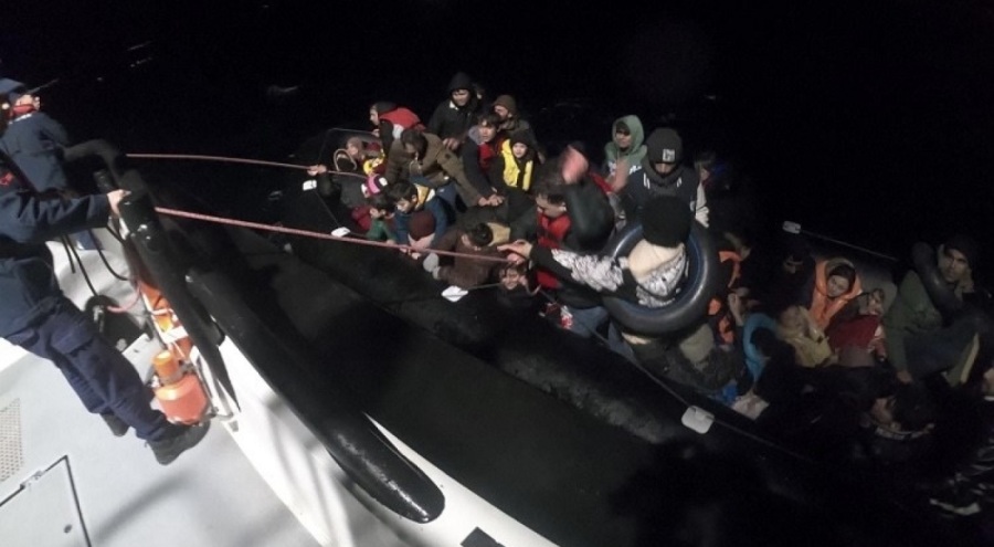 Lastik botları arıza yapan ve sürüklenen 57 kaçak göçmen kurtarıldı