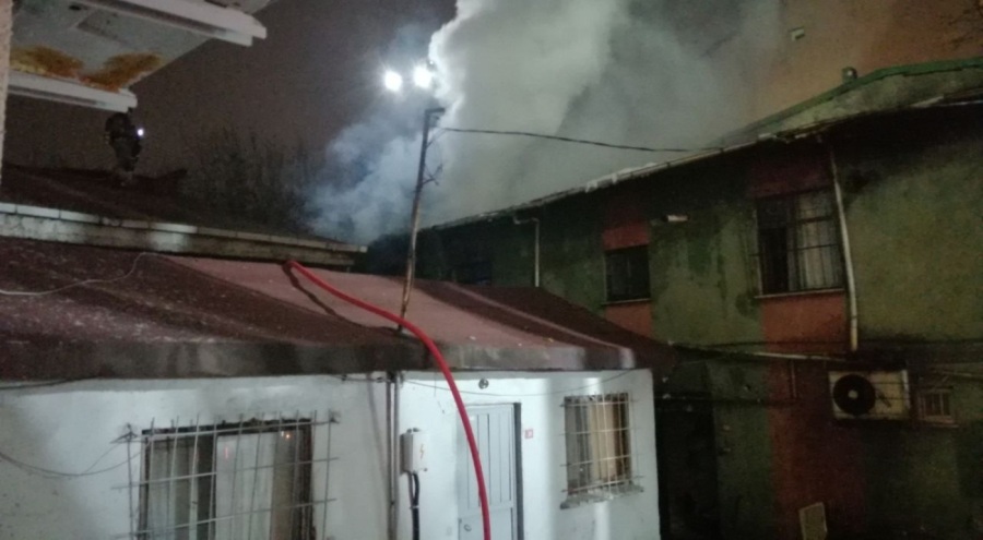 Gecekonduda başlayan yangın 2 binaya daha sıçradı!