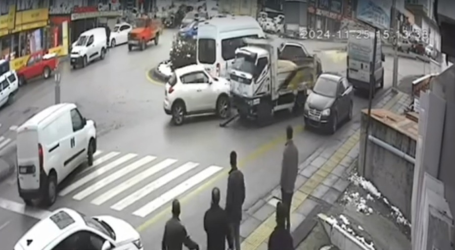 Freni boşalan kamyonet 7 araca çarptı: 2 yaralı