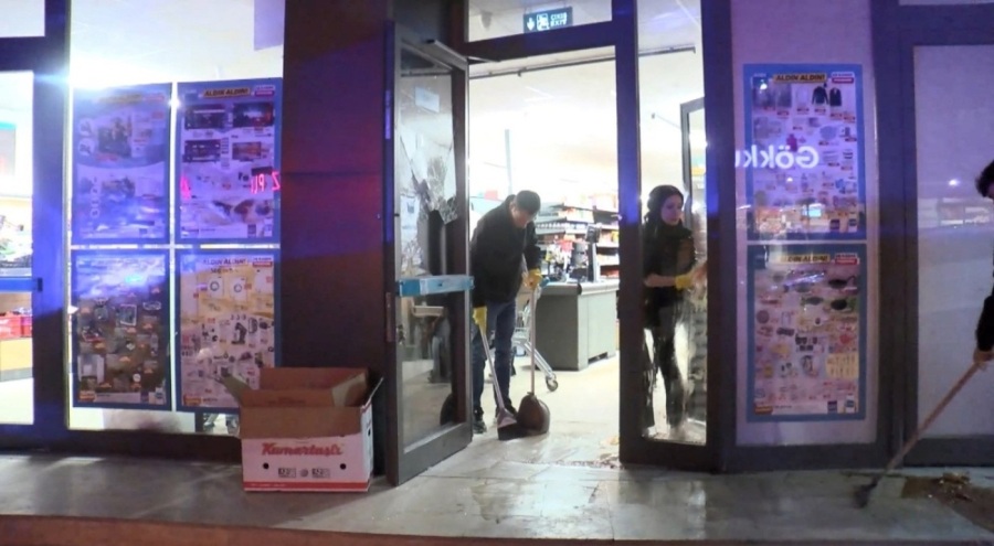 Hırsızlık yaparken yakalanan zanlıları markete kilitlediler