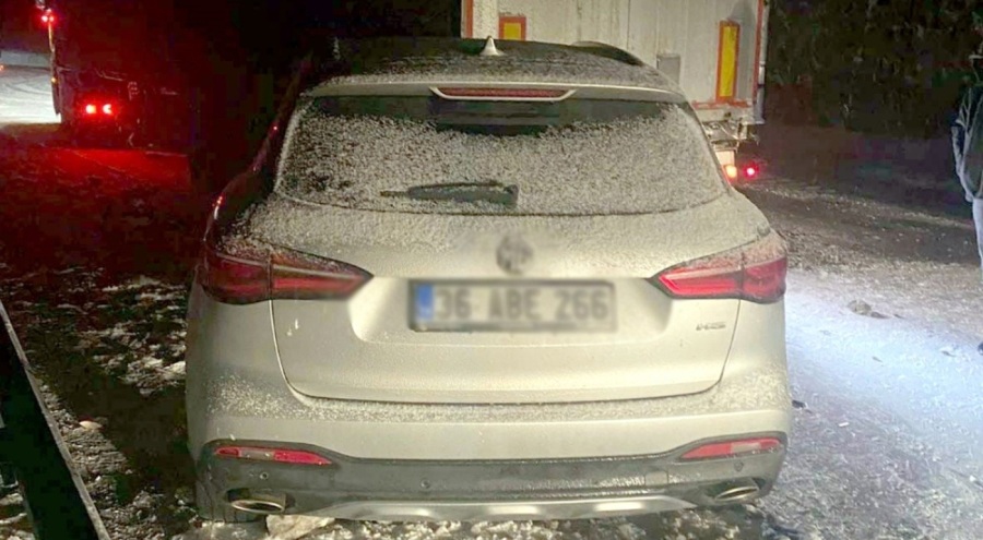 Otomobil, tıra arkadan çarptı!