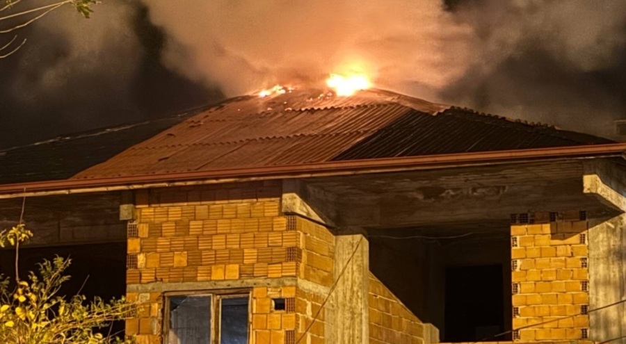 Üç katlı evin çatısı alev topuna döndü