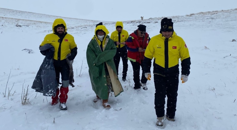 Yaylada mahsur kalan çobana 24 saat sonra ulaşıldı