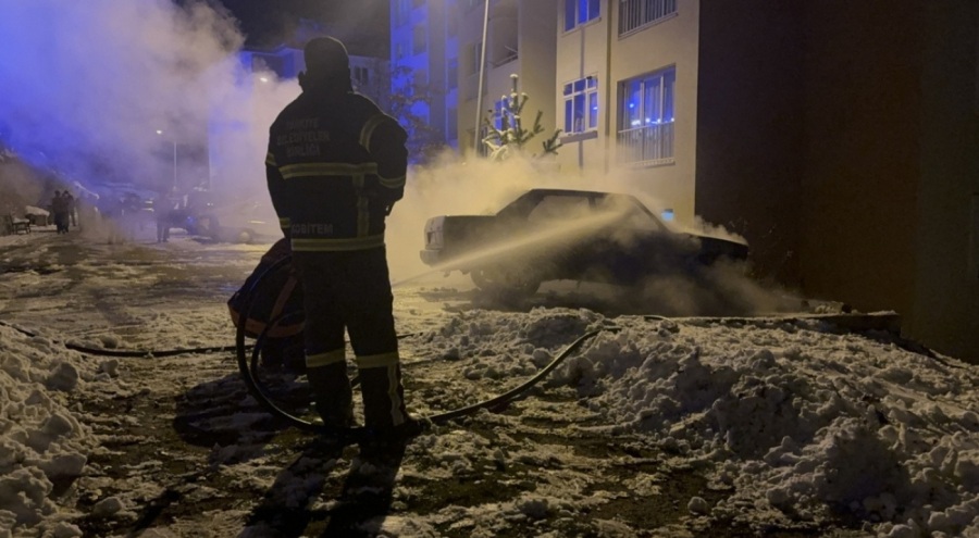 Park halindeki araç alevler içinde kaldı