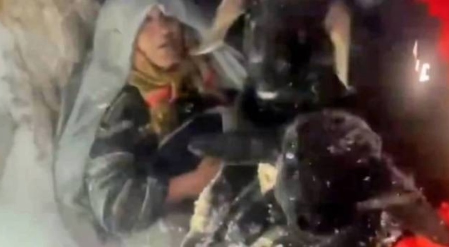 Naciye teyze donmak üzeriydi 2 oğlağı ve horozuyla birlikte kurtarıldı