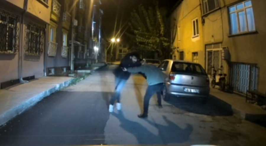 Kız arkadaşına kızdı; tartıştığı taksiciyi bıçakla yaraladı!