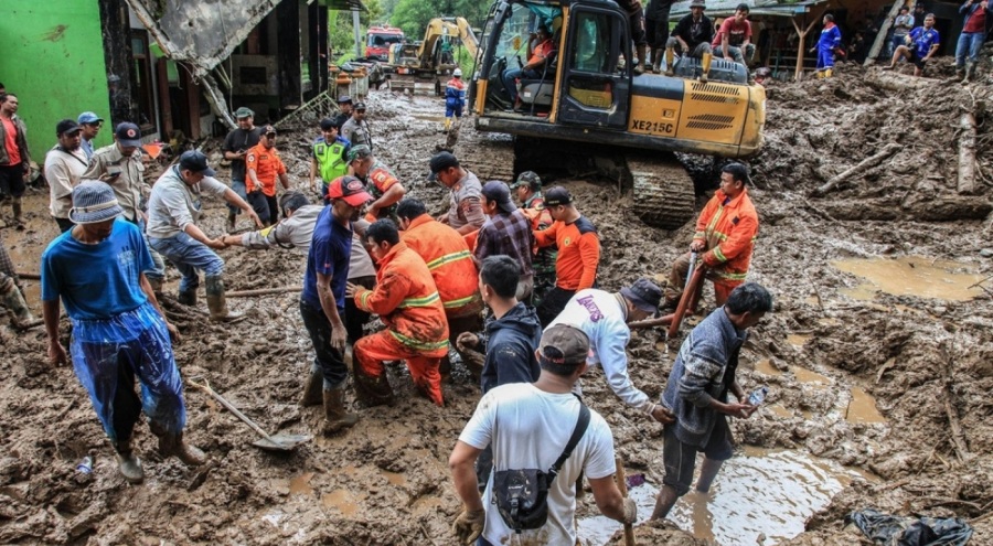 Endonezya'da sel ve toprak kayması onlarca can aldı