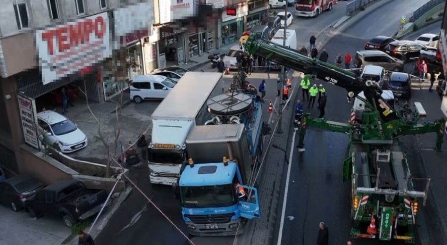 İstanbul'da yol çöktü! 2 kamyon çukura düştü