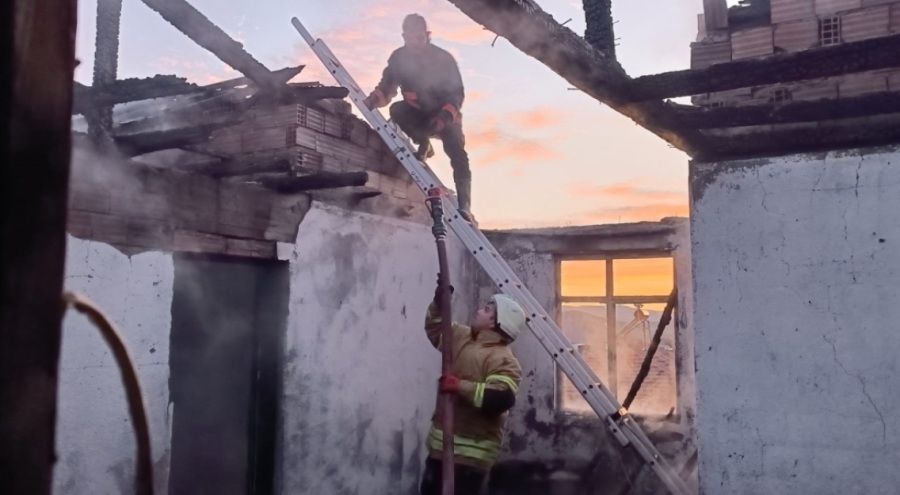 Köy konağından çıkan yangın korkuttu