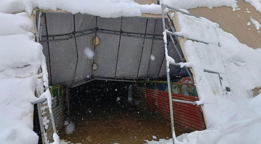 Kardan ahırın damı çöktü