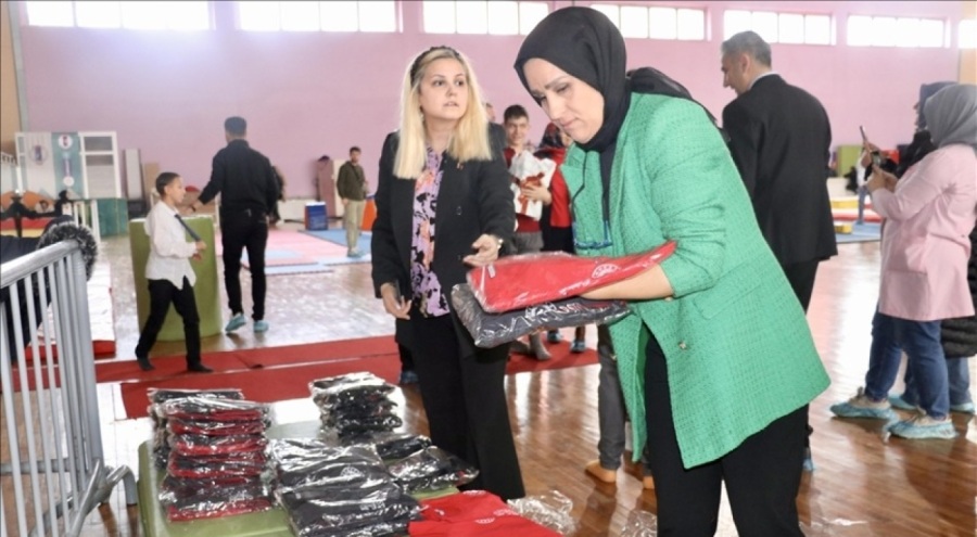 108 otizmli öğrenciye spor kıyafeti hediye edildi