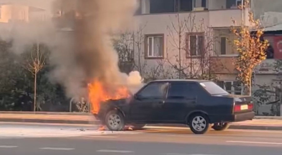 Bursa'da trafiğin ortasında yanan Tofaş alev topuna döndü