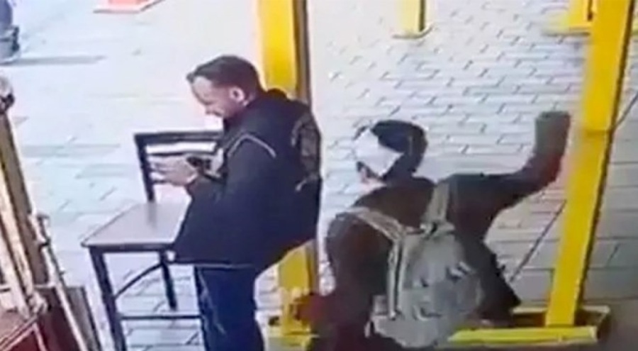 Beyoğlu'nda polisi ensesinden bıçaklayan zanlının hapsi istendi