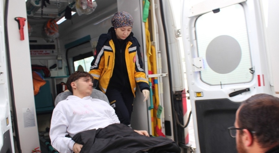 Sınıf arkadaşı tarafından yaralanan öğrenci hastaneye kaldırıldı