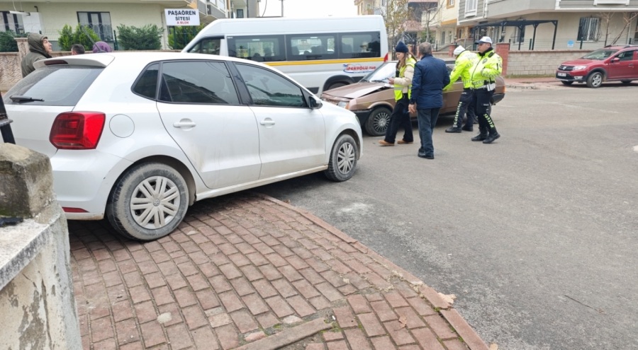 Bursa'da otomobiller çarpıştı!