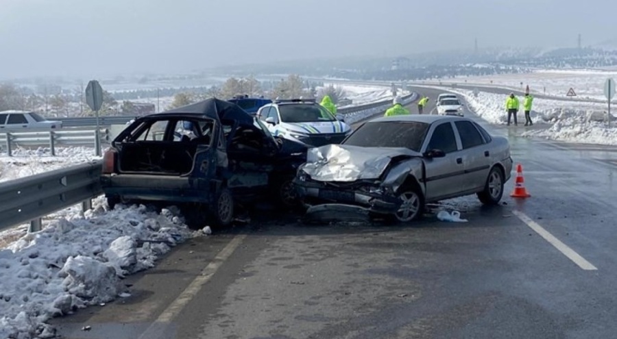 Otomobiller çarpıştı: 1 ölü, 4 yaralı