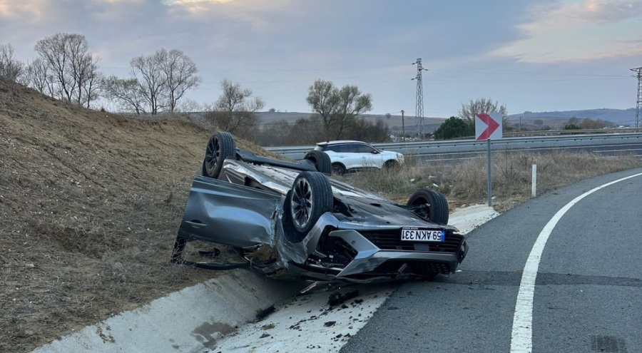 Otomobil kontrolden çıkarak takla attı: 2 yaralı