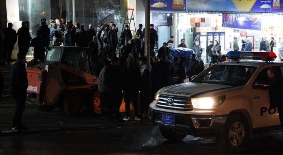 Kontrolden çıkan otomobil mağazaya girdi: 3 ölü