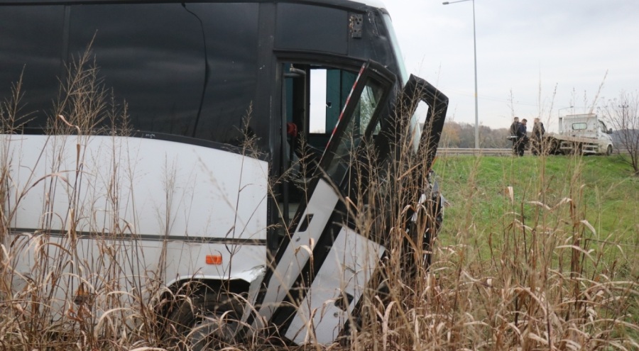 Telefonla oynarken midibüsün kontrolünü kaybedip araziye girdi
