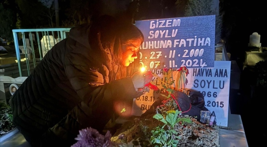 Kazada ölen ikizi için mezarı başında doğum günü kutlaması yaptı