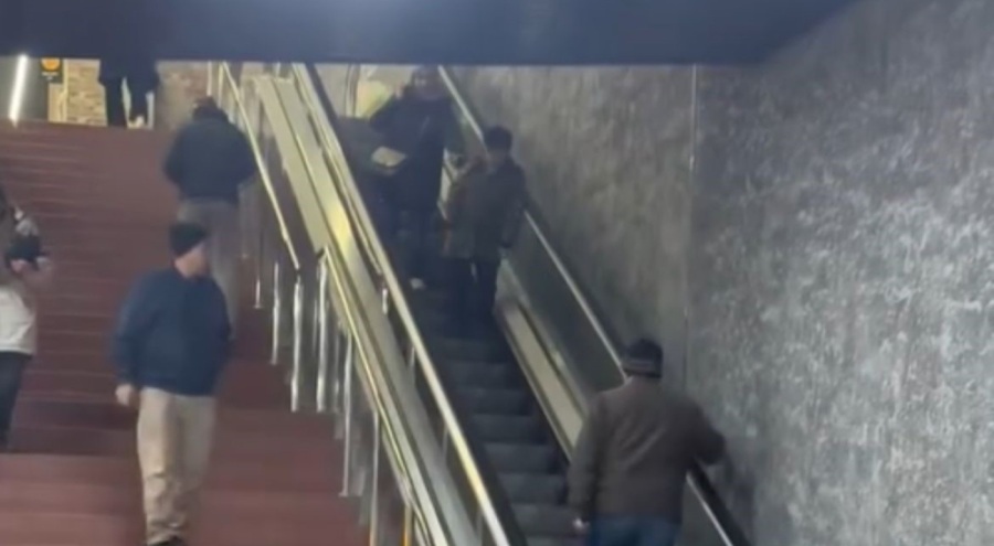 Bursa'da ilginç anlar! Yürüyen merdivenlere ters binip ilerlemeye çalıştı